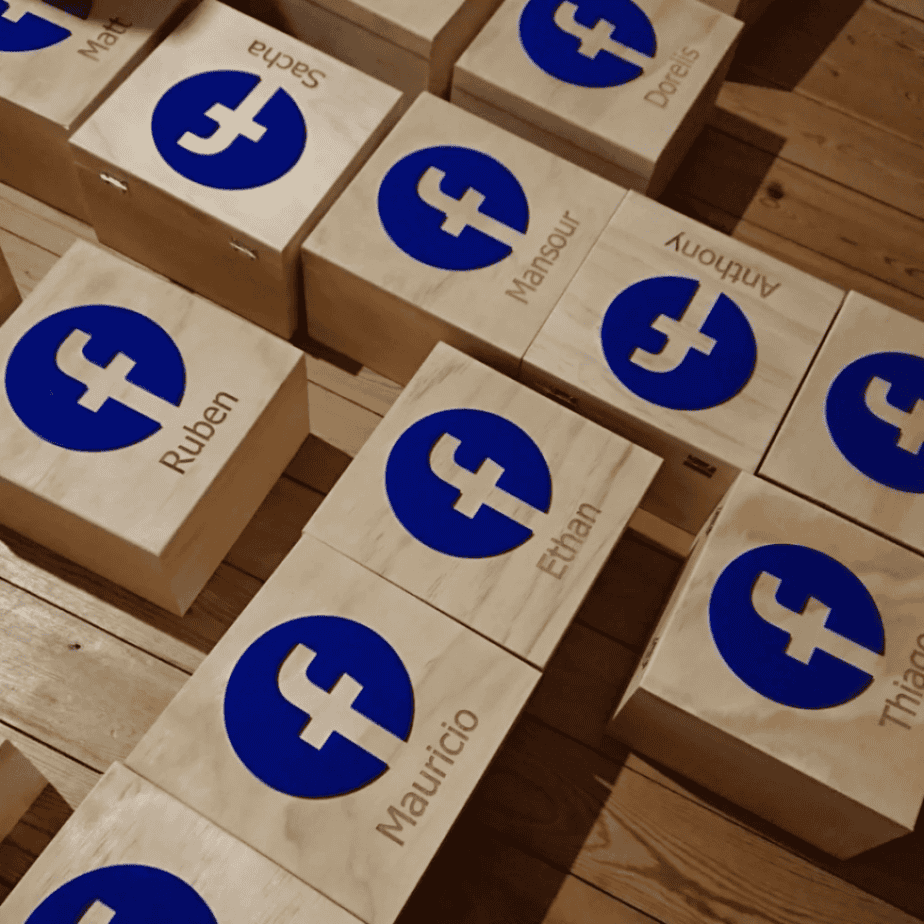 Coffrets cadeaux personnalisés pour salariés Facebook
